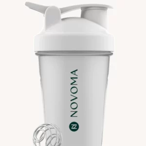 Shaker Novoma. Design élégant et fonctionnel. Idéal pour mélanger vos boissons protéinées, smoothies et compléments alimentaires.