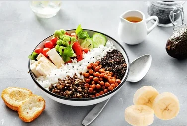 Exemple d'un repas sain, riz, brocolis, lentille, épinard, tomate, poisson